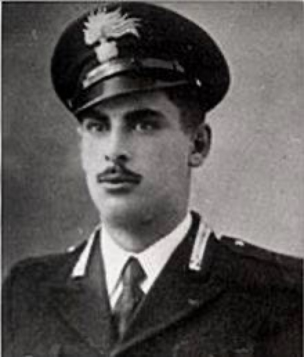 ANPIRomaPosti's tweet photo. Carabiniere in forza alla #BandaCaruso,
#FortunatoCaccamo "Tito", il #7aprile 1944 fu catturato dai nazifascisti a #Roma.Torturato brutalmente in #ViaTasso, venne infine fucilato dalla #PAI il #3maggio 1944 a #ForteBravetta.
Morì a 21 anni, senza tradire i suoi compagni. https://t.co/JLLHj7Rhss