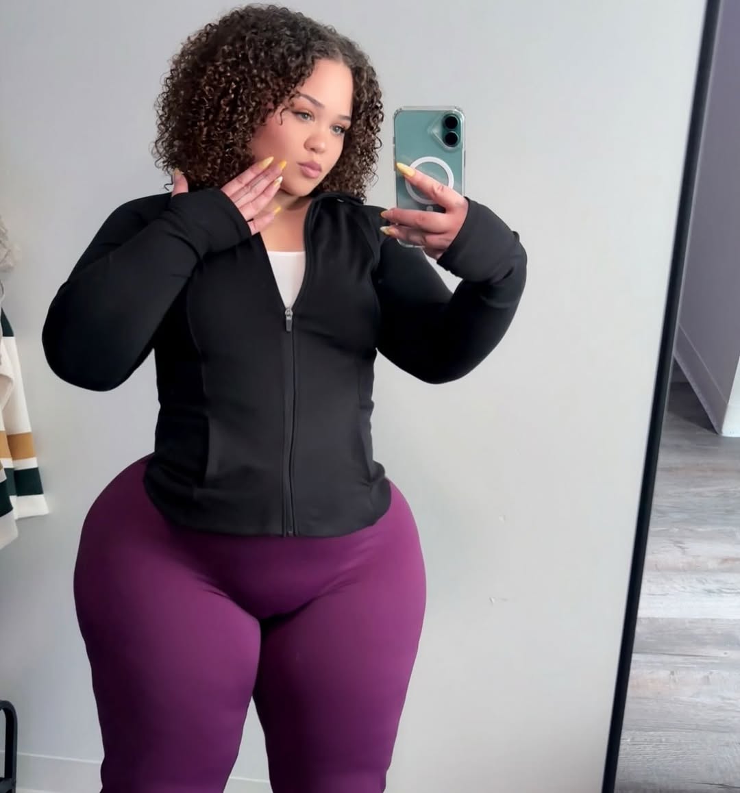 IconicCurves2 tweet media