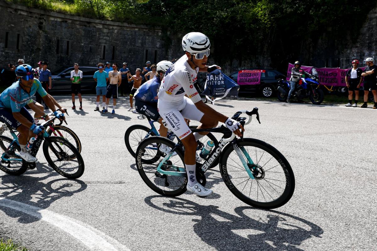 SOreillette's tweet photo. On s'attendait à le voir souffrir, ça a a sans doute été le cas, mais quelle résistance d'Afonso Eulalio encore aujourd'hui, laché uniquement sur les pentes du dernier col 🥹⚡

Il conserve son maillot blanc au prix d'un effort incroyable et d'une attitude exemplaire, géant ! https://t.co/bVSkDlE4YL
