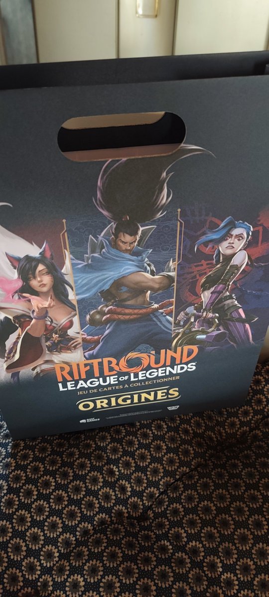 MatthieuWesker's tweet photo. @Micromania_Fr Avec les autocollants en plus qui vont bien. Bon pas d'Ahri en fr mais j'ai la version anglaise pour compenser https://t.co/iQ4hRuyYJm