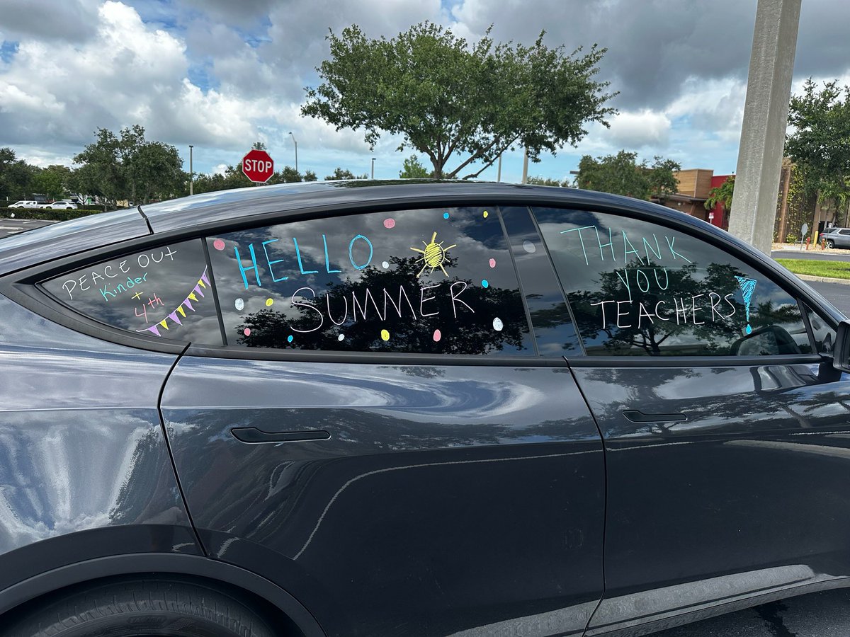ManateeCCPS's tweet photo. 😀Thank you for spreading such positivity and love 💕 to our teachers and staff. We hope all of our families have an amazing summer break😎 Shout out to The Trevino Family for your kindness! https://t.co/7GkwByT2xh