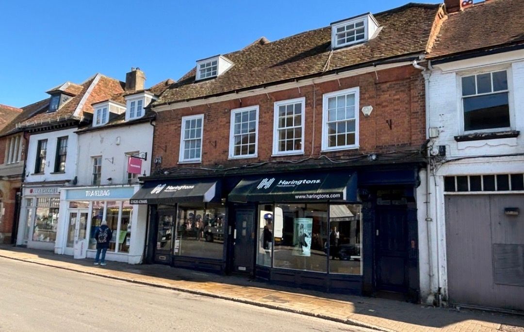 KemptonCarr's tweet photo. First floor office #ToLet | #Marlow 🏢

597 sq ft of refurbished workspace above Harringtons on the High Street, with modern décor, kitchen/breakout area, WCs &amp; parking.

The Ivy, Zizzi, Gail’s and the Thames are right on the doorstep.

Book a viewing: https://t.co/vXCRRrHepY https://t.co/FwXpapK1qd