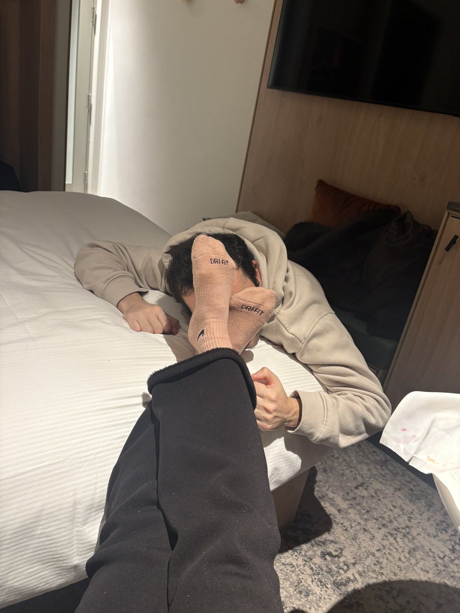 Findomtiny's tweet photo. Tempted to be at my feet like this loser🥵? https://t.co/kBsd0Eu5jW