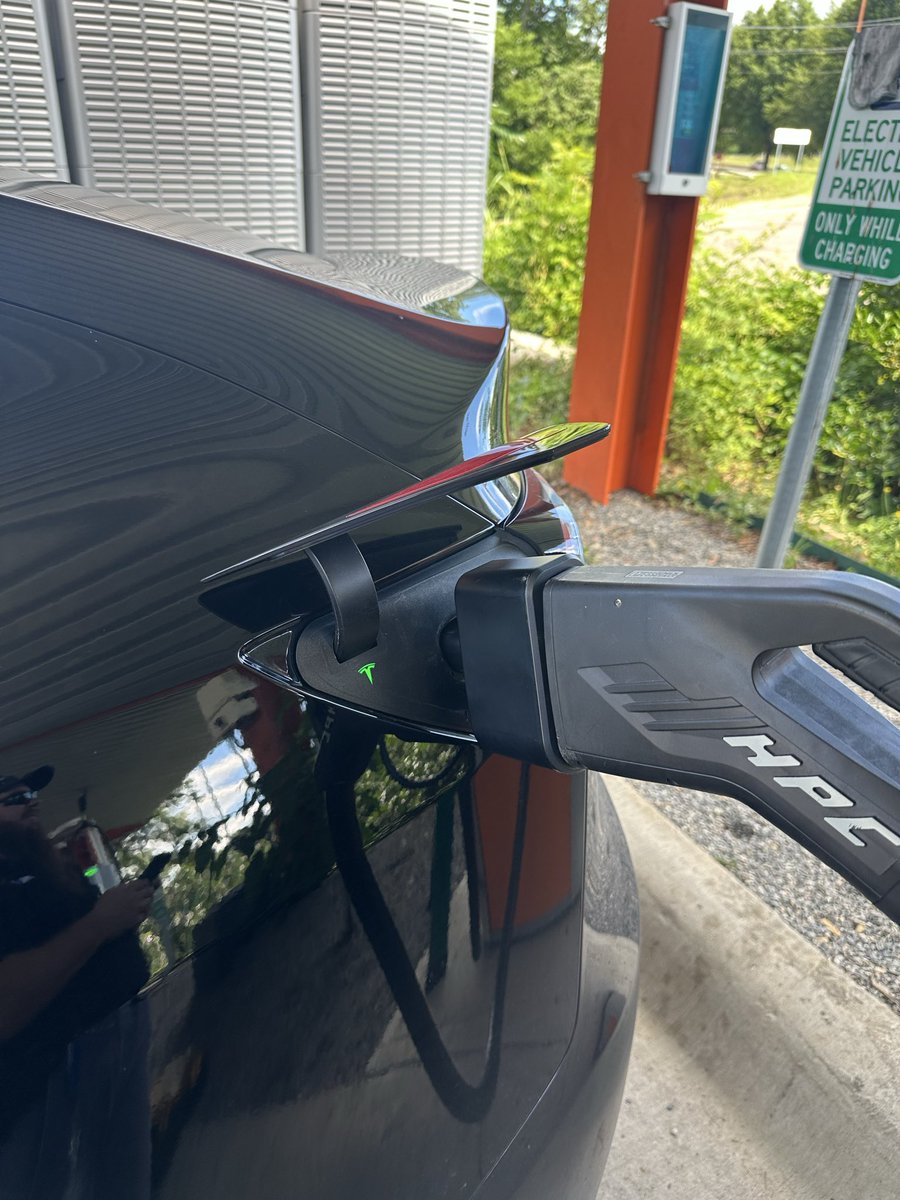 J_T_Franklin's tweet photo. Finally getting the @ChargePointnet Omniplug retrofit online for our 360kW &amp; 200kW duel plug units at our Little Rock location. Woot! https://t.co/H6eNsCU7GW
