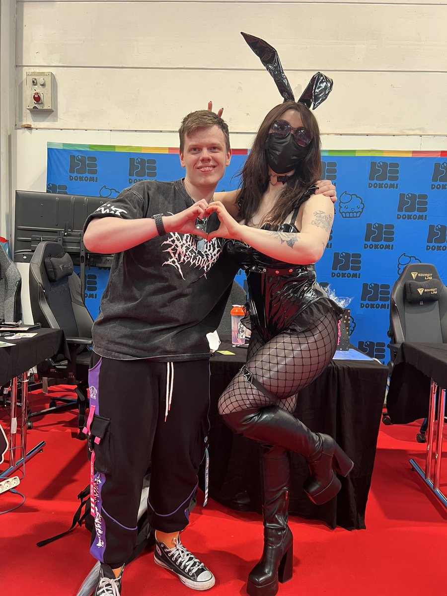 RedK_13's tweet photo. Hey @CottontailVA I totally forgot when I met you earlier to wish you a happy birthday! And I hope you had a great birthday at DoKomi ^w^ https://t.co/MCPReosfZl