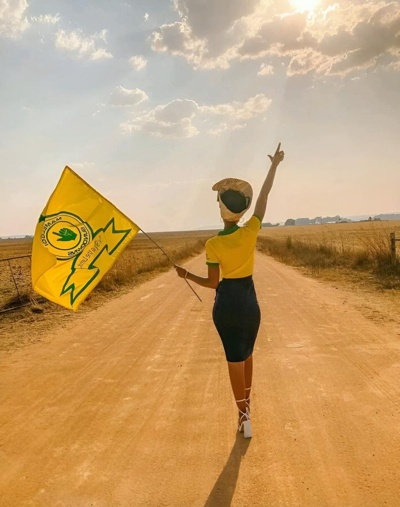 NtuliManqoba's tweet photo. @Masandawana Nice one guys, that 3rd goal, true Masandawana style, shoe shine and piano in full swing, well done #Sundowns #RBLeipziginZA #RedbullDiski #RedbullDiskilastNamba https://t.co/c9ndCrmqAl