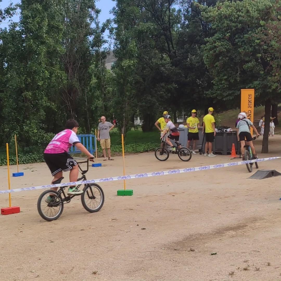 vinyetscid's tweet photo. Aquesta tarda, el Parc de la Mariona, ha acollit la gran festa de l'Esportíssim! Una gran mostra de la riquesa i diversitat esportiva de la vila! https://t.co/kILx2N2Ro2