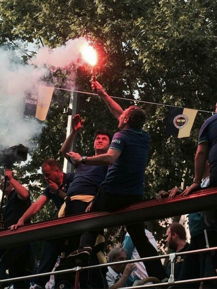 emrepersie0's tweet photo. Fenerbahçe’de 3. Ersun Yanal dönemi başlıyor.  #SonŞampiyonYuvaya https://t.co/VwD3Uf68Vq
