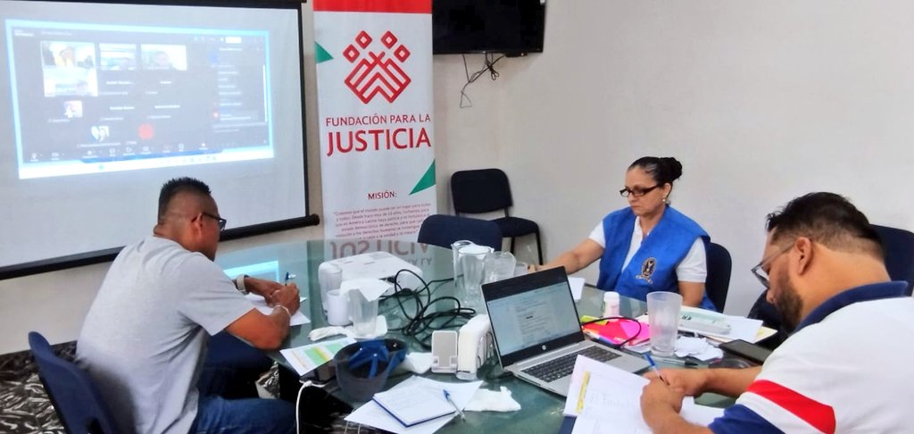 PDDHElSalvador's tweet photo. Este proceso fue coordinado por la @FJEDD, con la participación de los consulados de El Salvador en México y #COFAMIDE, lo que permitió atender 8 casos y conocer reportes de las acciones de búsqueda realizadas por el Ministerio Público mexicano.
#ProcuradoraDDHH @RaqueldeGuevara https://t.co/GuOAwGpyLr