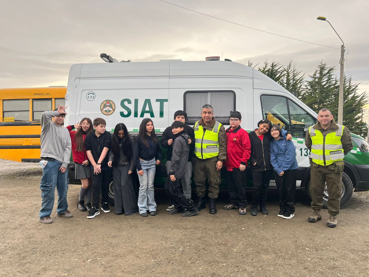 CarabMagallanes's tweet photo. En el marco del mes de la Seguridad Vial, @Carabdechile de la #Siat #Magallanes realizó diversas charlas sobre Ley de Tránsito y seguridad vial, en el Centro de Estudios Patagonia y en Colegio Pedro Sarmiento de Gamboa, concientizando a los jovenes sobre este importante materia. https://t.co/1tqD386PBb