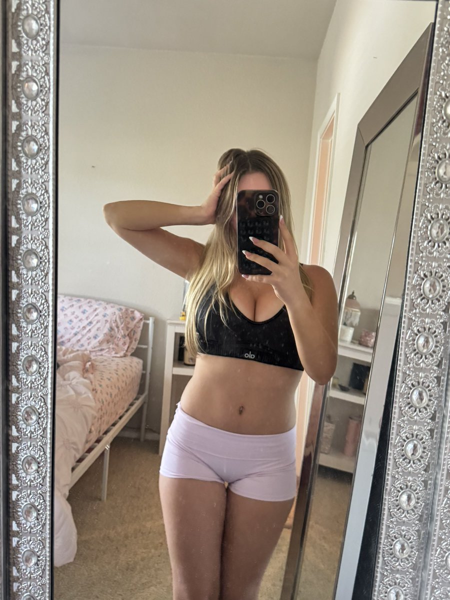 Hannahbby003's tweet photo. where’s my gym brat addicts?? 😂😂 https://t.co/3S11VC83WG