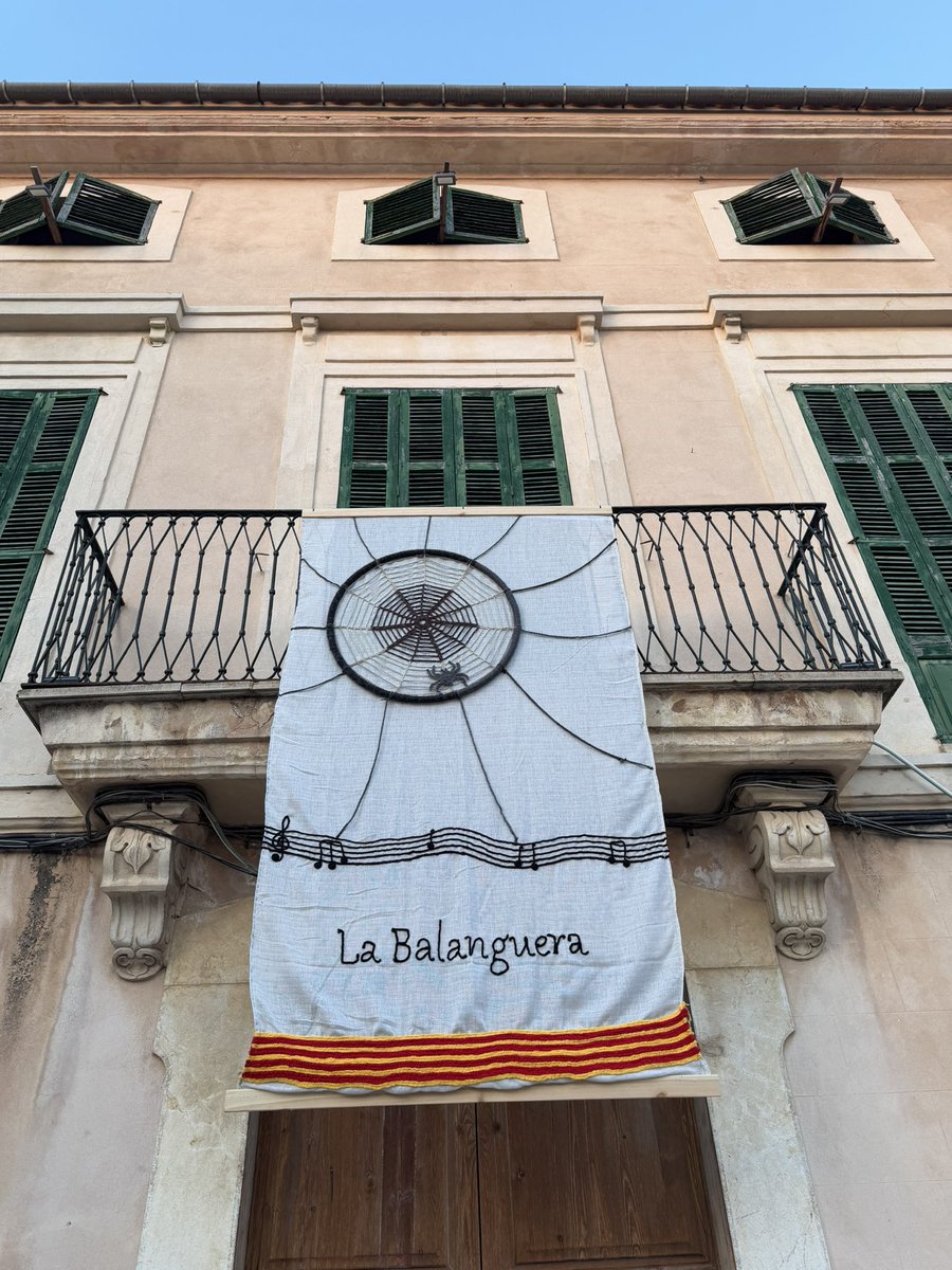 LauraBorras's tweet photo. Quina emoció en la cantada popular de “La Balanguera” avui a la Plaça Major de Palma, convocats per l’ @ocbcat . I encara després he pogut viure-la també a Santa Maria en molt bona companyia! 
Pell de gallina a 35 graus de temperatura! https://t.co/CU90DxfChP