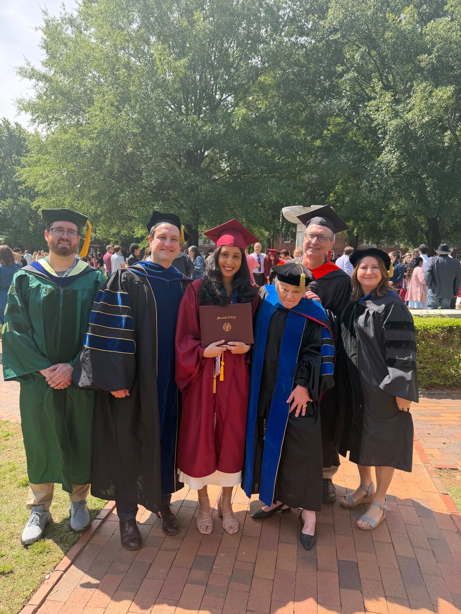 MeredithCollege's tweet photo. Moments from May 🎓🎉 https://t.co/aVIKWLTkci