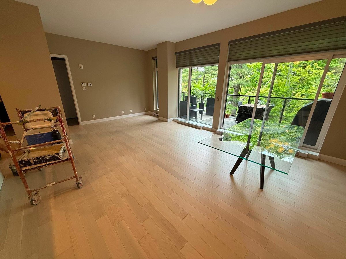Jbeausejour's tweet photo. Retour a la maison … très satisfaite de notre plancher et retouche des murs. On va avoir du ménage a faire car y’a de la poussière partout mais c’est bien secondaire #dégat #eau #toiture https://t.co/XV8kBh2WIy