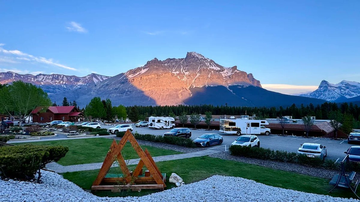 CrossingResrt's tweet photo. Stay at The Crossing Resort, "where shadows stretch, and dreams ascend."
You won't want to miss a sunset or a sunrise here, along the #IcefieldsParkway in #BanffNationalPark.

Escape to the #RockyMountains this Summer! Book NOW 👉https://t.co/cd1fynrqBw https://t.co/wSoPtNkAEW
