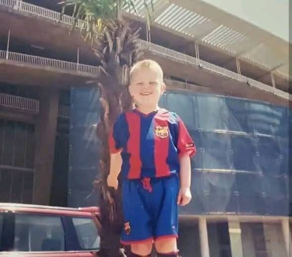 SHUAI8B's tweet photo. غوردين بقميص برشلونة بطفولته
عاشق منذ الصغر ❤💙 https://t.co/9ebXDji60w