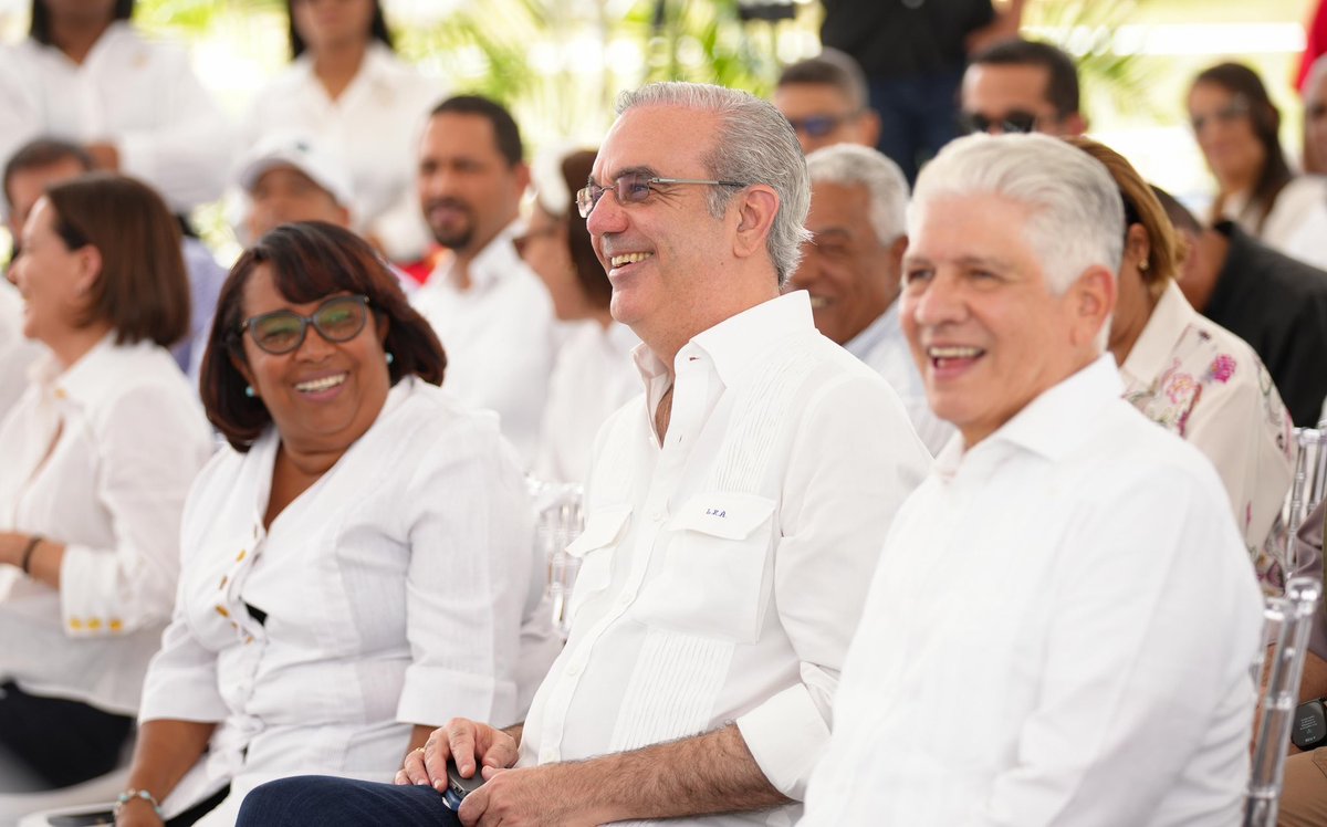 dpprdo's tweet photo. El presidente @luisabinader inauguró la carretera Enriquillo–El Higüero en Barahona que impactará a más de 300 mil habitantes y fortalecerá el turismo, comercio y conectividad de la región sur. 

🔗 Amplía en https://t.co/dlx9bzMHyZ https://t.co/0KYJ4ZZrgh