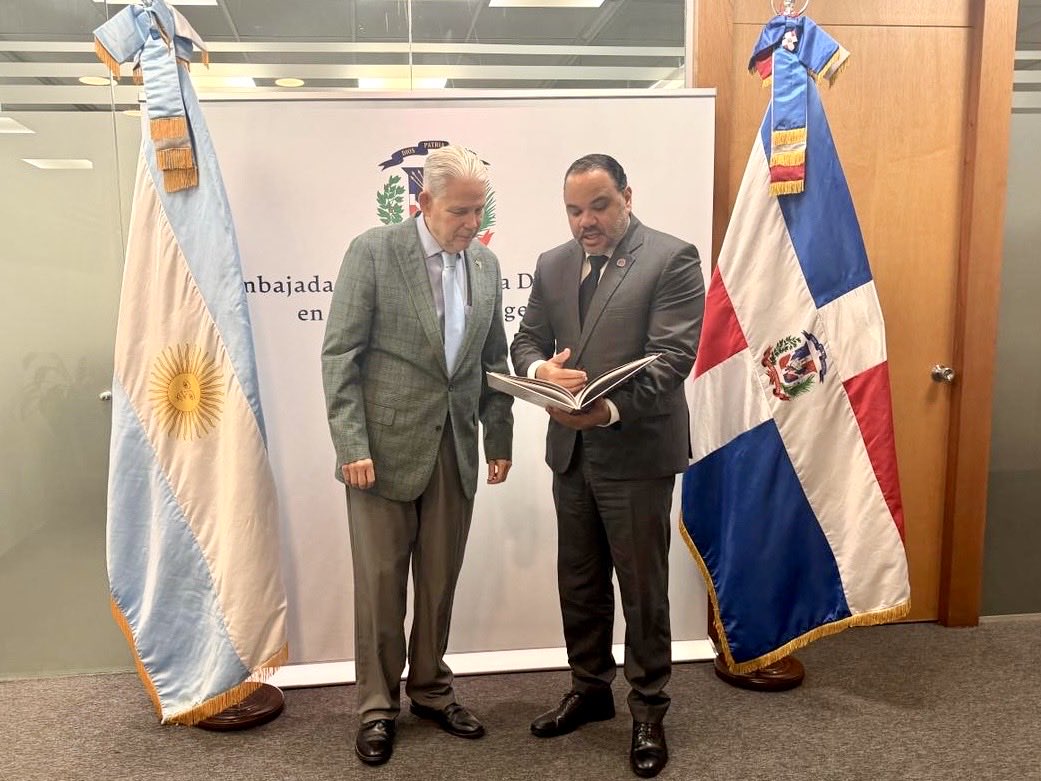 peulloa's tweet photo. Las instituciones crean más valor cuando trabajan conectadas y comparten experiencias para servir mejor a la gente.🇩🇴🇦🇷

Durante nuestra visita de cortesía al embajador dominicano en Argentina, Dr. Jorge Marte Báez, conversamos sobre atención consular, protección de derechos de los dominicanos en el exterior y mecanismos de acompañamiento a ciudadanos en movilidad. También intercambiamos ideas sobre iniciativas que fortalezcan la experiencia y protección de quienes visitan nuestro país.

Como parte del encuentro, hicimos entrega de la Constitución Animada para Niños y Niñas, una de las herramientas educativa impulsadas por @DefensorRD para acercar los derechos fundamentales y los valores democráticos a las nuevas generaciones. 📖

Parte de una agenda de trabajo orientada a construir alianzas, intercambiar experiencias y seguir fortaleciendo instituciones cercanas, humanas y con capacidad de respuesta.

#Diplomacia #ConstituciónAnimada #EducaciónCiudadana #DerechosHumanos #Institucionalidad #RepúblicaDominicana #Argentina