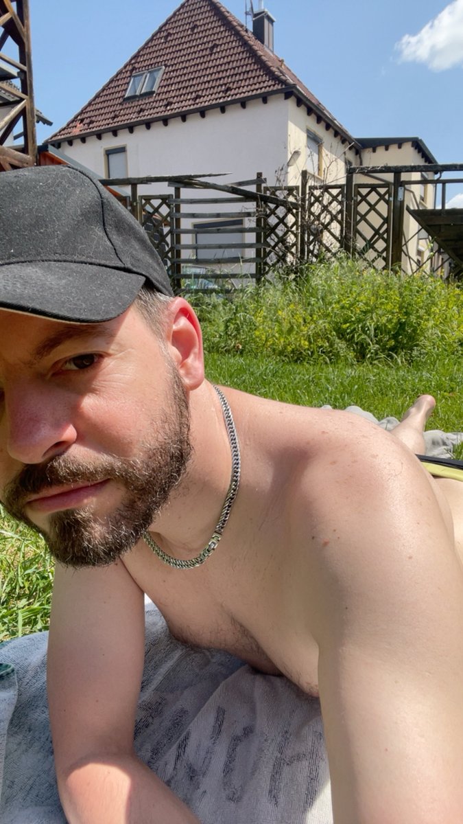 JoeUndressed's tweet photo. Gartenzeit vorbei, aber mir ist immer noch heiß. 🔥 Wie war euer Tag? 😉 https://t.co/BpFwWIS9uA