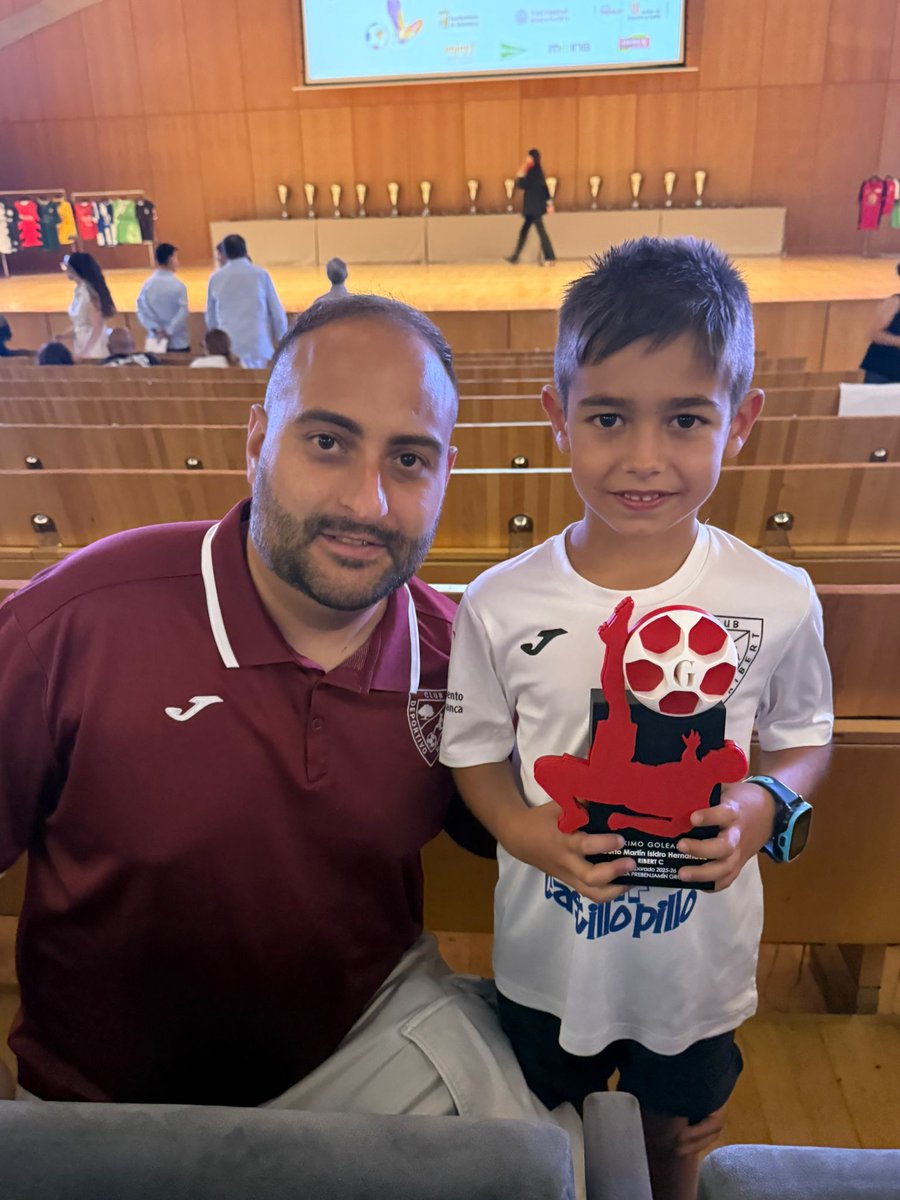 cdribert's tweet photo. Alberto  Martin del Prebenjamín recibe el trofeo de máximo goleador,un crack. https://t.co/85N9qMdiNC