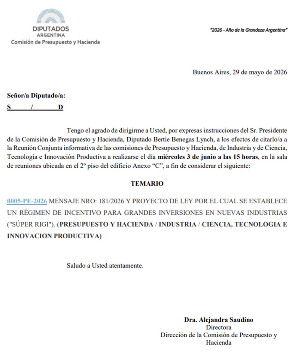 hernanletcher's tweet photo. SÚPER RIGI: MÁS BENEFICIOS PARA LOS AMIGOS DE MILEI, MENOS HERRAMIENTAS PARA EL DESARROLLO ARGENTINO

El martes que viene se trata el “SÚPER RIGI” en la comisión de Presupuesto y Hacienda.

Este régimen amplía significativamente la discrecionalidad del Poder Ejecutivo para definir qué actividades pueden acceder a los beneficios. Incorpora la posibilidad de incluir “nuevas actividades económicas”, abarcando proyectos industriales, tecnológicos o de prestación de servicios vinculados a infraestructura tecnológica y digital estratégica con supuesto impacto transformador sobre la estructura productiva nacional. La definición es particularmente amplia y deja un margen considerable para la interpretación de la autoridad de aplicación, ya que contempla tanto actividades que no se desarrollen actualmente en el país como aquellas cuyo grado de desarrollo sea considerado “experimental” o “piloto”. Incluso, la propia reglamentación será la encargada de establecer los criterios para determinar cuándo un sector reúne esas características, otorgando al Ejecutivo una facultad discrecional muy amplia para expandir el alcance del régimen.

Además, esta lógica de ampliación permanente de beneficios no constituye una novedad. Mediante el Decreto 105/2026, publicado el 19 de febrero de 2026, el Poder Ejecutivo ya había modificado el RIGI para incorporar proyectos de upstream de petróleo y gas.

¿Era realmente necesario otorgar semejante paquete de incentivos fiscales, cambiarios y regulatorios a proyectos que ya eran rentables y que se encontraban en plena expansión, por ejemplo, en Vaca Muerta?

Ahora bien, vayamos a los beneficios del SÚPER RIGI ¿Qué implica este régimen?

🔸Exención de derechos de importación y de retenciones para las actividades alcanzadas por el régimen.

🔸Reducción de la alícuota del Impuesto a las Ganancias para sociedades al 15%, por debajo del 25% previsto en el RIGI y del 35% que tributan las empresas fuera de estos esquemas promocionales.

🔸Estabilidad jurídica por 30 años y posibilidad de recurrir al arbitraje internacional del CIADI para resolver controversias con el Estado. Históricamente, cerca del 70% de los casos en ese organismo concluyeron a favor de las empresas; en el caso argentino, esa proporción asciende al 88% si se consideran también los acuerdos alcanzados para retirar demandas.

🔸Reducción de las contribuciones patronales al 10% para las nuevas relaciones laborales incorporadas al régimen. Actualmente, estas contribuciones se ubican entre el 18% y el 20,4%, por lo que la medida implica una menor recaudación para el sistema previsional.

🔸Estabilidad fiscal y limitación de la capacidad tributaria de provincias, CABA y municipios, que no podrán aplicar una alícuota superior al 0,5% en Ingresos Brutos, ni cobrar Impuesto de Sellos, regalías o cánones administrativos vigentes o futuros.

🔸Eliminación de exigencias de compra a proveedores nacionales, al establecer que las empresas no estarán obligadas a adquirir insumos o servicios locales en condiciones menos favorables que las de mercado.

Según las estimaciones que realizamos desde el Centro de Economía Política Argentina, cuando el RIGI contaba con 12 proyectos aprobados, el costo fiscal anual de los beneficios otorgados ascendía a aproximadamente USD 1.813 millones. Dado que actualmente ya existen 16 proyectos aprobados, ese costo sería superior. La incorporación de los beneficios adicionales previstos en el Súper RIGI incrementaría aún más el impacto fiscal asociado al régimen.