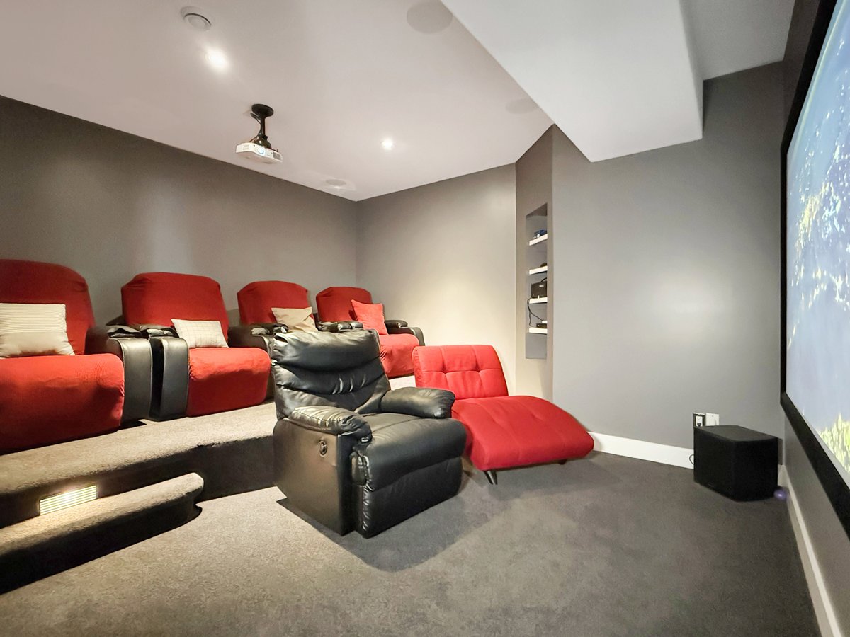 glentosh's tweet photo. NEW LISTING - 34 LAKEVIEW DRIVE - $729,000 - 5 bedroom, 3 bathroom, chef's kitchen, theatre room, outdoor oasis and more.   Open house Sat &amp; Sun 1-3 PM https://t.co/2q2DD6Eacx
