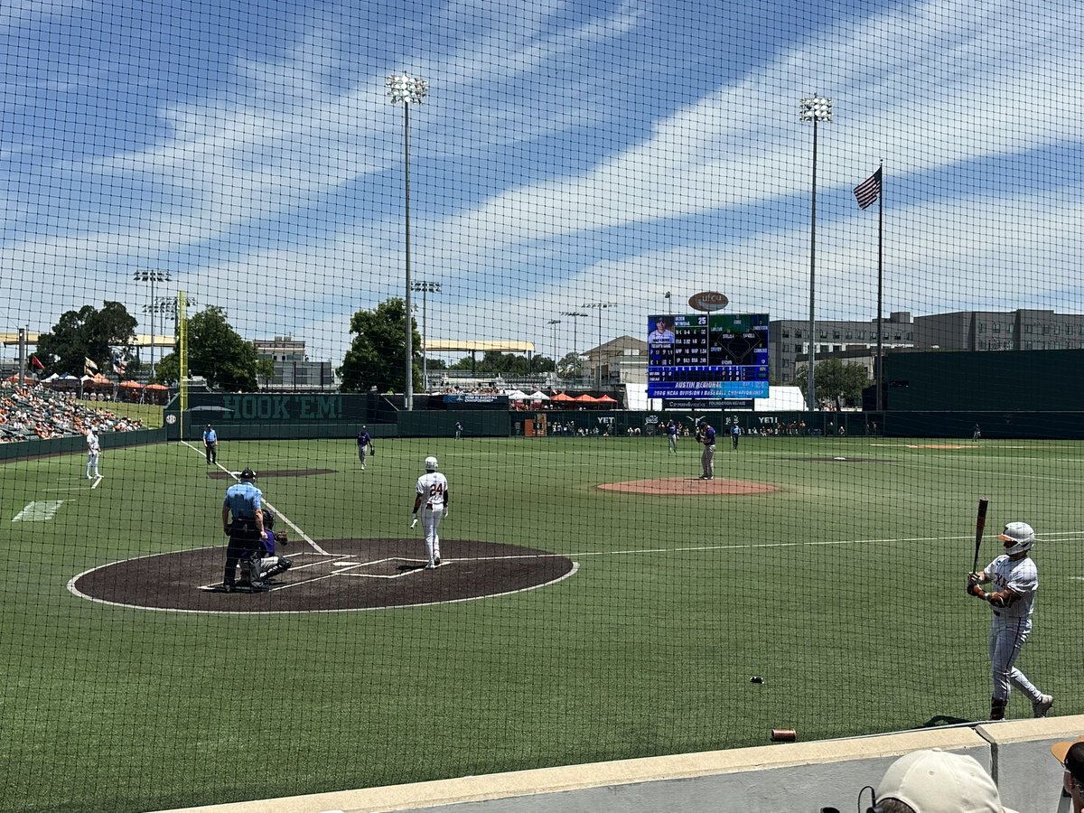 MattGarver04's tweet photo. Nice hot day for some @TexasBaseball !!! https://t.co/isZgofvulU