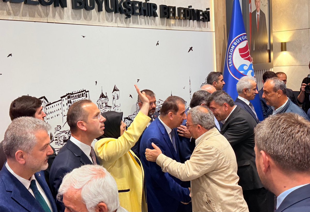aysesula's tweet photo. Trabzon Büyükşehir Belediyesindeki Şehir Bayramlaşmasında hemşehrilerimizle buluştuk..

Sağlıkla, huzurla, sevgiyle nicelerine inşaallah…🌸💕 https://t.co/I508Vhp9rQ