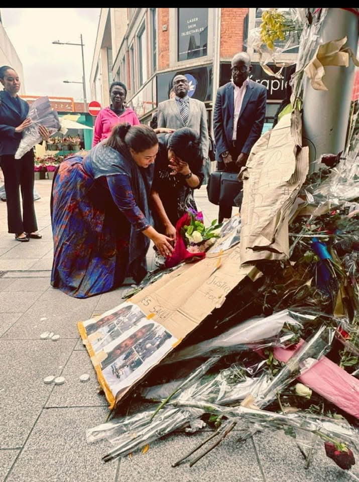 jkhobiang's tweet photo. Mort tragique de Yves Sakila : à Dublin, en République d’Irlande,aujourd’hui, la Ministre des affaires étrangères Thérèse Kayikwamba Wagner, était, au 12 Henry Street, North City, lieu de la tragédie pour se recueillir , au nom du Gouvernement de la #RDC. https://t.co/QqWZuT8DaS