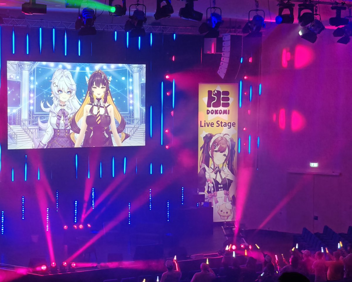Gedoens_'s tweet photo. the highlight of day 1 of Dokomi had to be the Oshi connect concert from my favorite goose Elia Stellaria
Genuinely such an awesome concert and the crowd was amazing and hyped

(if I had glow sticks I would have been in the front row as well) https://t.co/TNvU6tRVSV