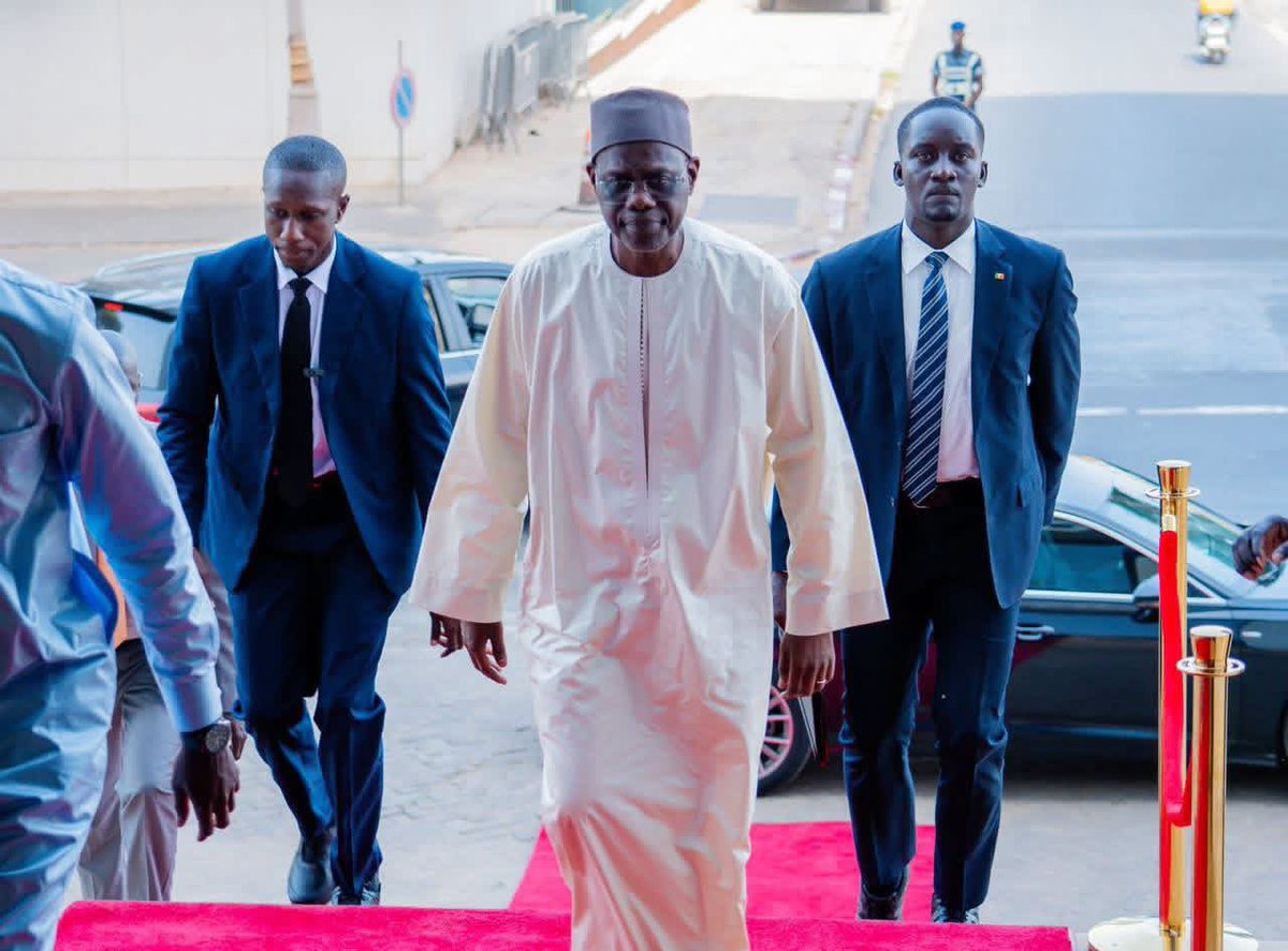 ly_citizen's tweet photo. #PrimatureSN Passation de service entre le Premier ministre sortant,Ousmane SONKO et Ahmadou Al Aminou LÔ, Premier ministre entrant.
- Vendredi, 29 mai 2026 https://t.co/d3UtclzrI2
