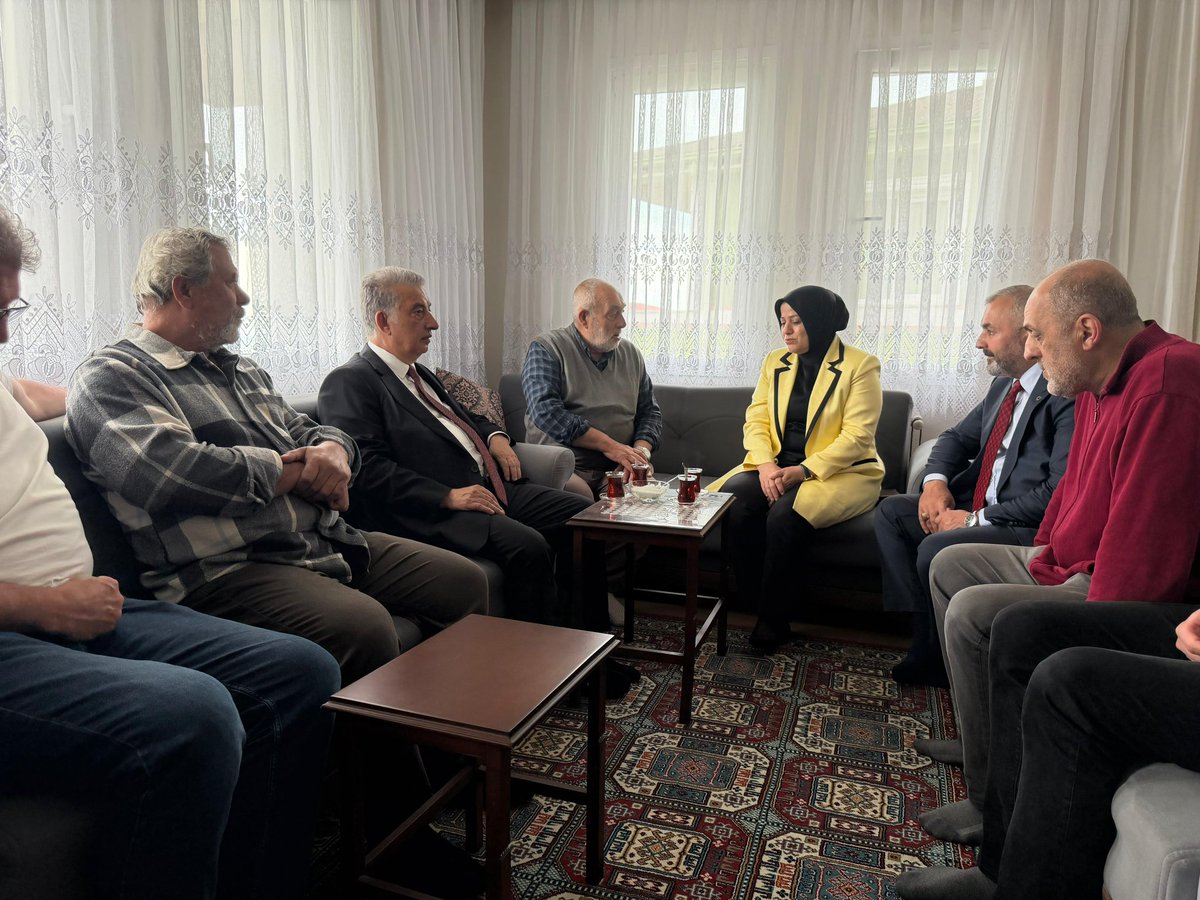 aysesula's tweet photo. 📍ARSİN

Bir büyük acıyla yürekleri dağlanan, Bayram dolayısıyla Trabzon’a gelirken, Giresun’da meydana gelen elim trafik kazasında  aynı aileden 5 canımı kaybeden Yıldız ailesine Trabzon milletvekilimiz Sn Vehbi Koç ve Arsin Belediye Başkanımız Sn Hamza Bilgin ile birlikte taziye ziyaretinde bulunduk.

Hepimizi derinden üzen, bayram sevincini kursağımızda bırakan bu elim kazada hayatını kaybeden hemşehrilerimize Allah’tan rahmet, yakınlarına sabır ve başsağlığı, yaralı kurtulan ve tedavisi devam eden kızımıza acil şifalar diliyorum.