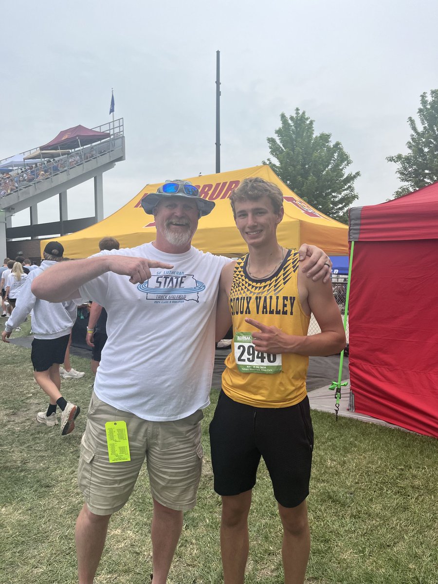 CoachCarms1955's tweet photo. And another school record falls!  Brady Hiltunen set a record in the Open 400 in 49.39 to advance to the finals.  

James Stubkjaer held the previous record at Sioux Valley at 50.19 (1992).  Here's James passing the record to Hilt. https://t.co/mq06NFfFMN