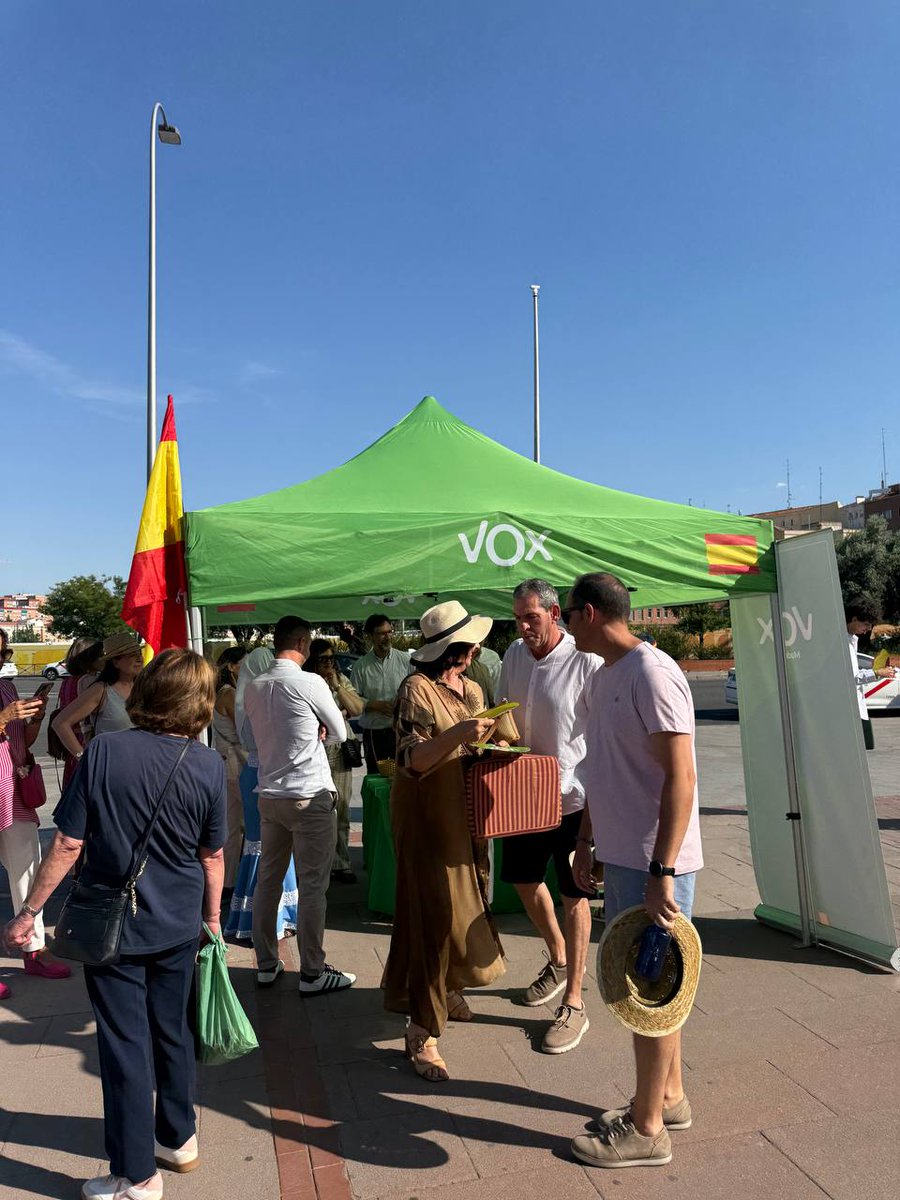 vox_moratalaz's tweet photo. Hoy hemos estado en las Ventas, Hortaleza y Moratalaz juntos compartiendo mesa informativa. Gracias por acompañarnos @RoAguirreGil https://t.co/COmKv8FqVh