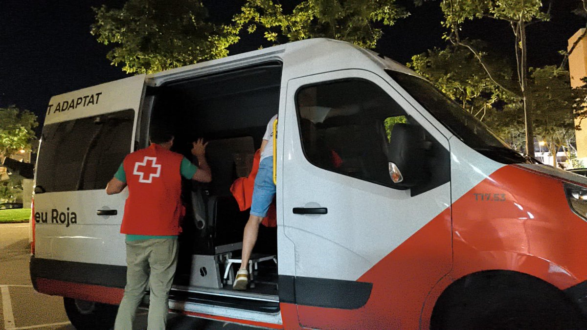 CreuRojaGirona's tweet photo. A petició de @emergenciescat, posem en marxa un dispositiu d'atenció i alberg temporal al Palau d'Esports i Congressos (Pl. Europa) de Platja d’aro. Mobilitzem recursos de Sant Feliu de Guixols i Figueres. https://t.co/Dxa2a0l9Jq