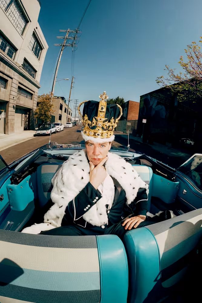 TheHives's tweet photo. Happy birthday to the one and only Howlin’ Pelle Almqvist! Take a trip through the years... he’s still the biggest rock star on planet earth.

#thehives #howlinpellealmqvist #birthday #forever21 https://t.co/i9IKfxJtTB