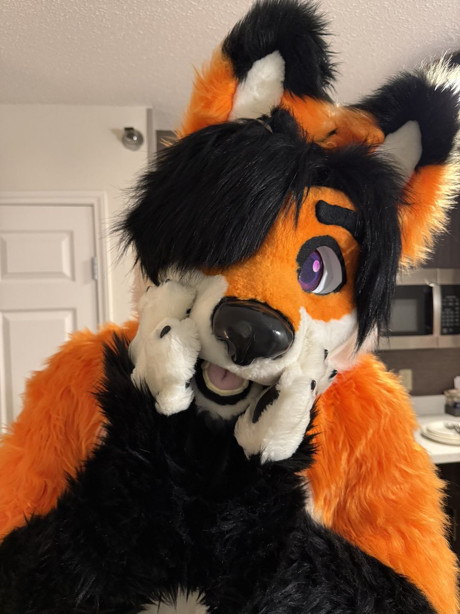 Some0ddGuy's tweet photo. Been forever since I dusted off this account, but trying to force myself to post more here so that way I can get over my crippling social anxiety. >w>

#FursuitFriday https://t.co/pTqpToWI3R