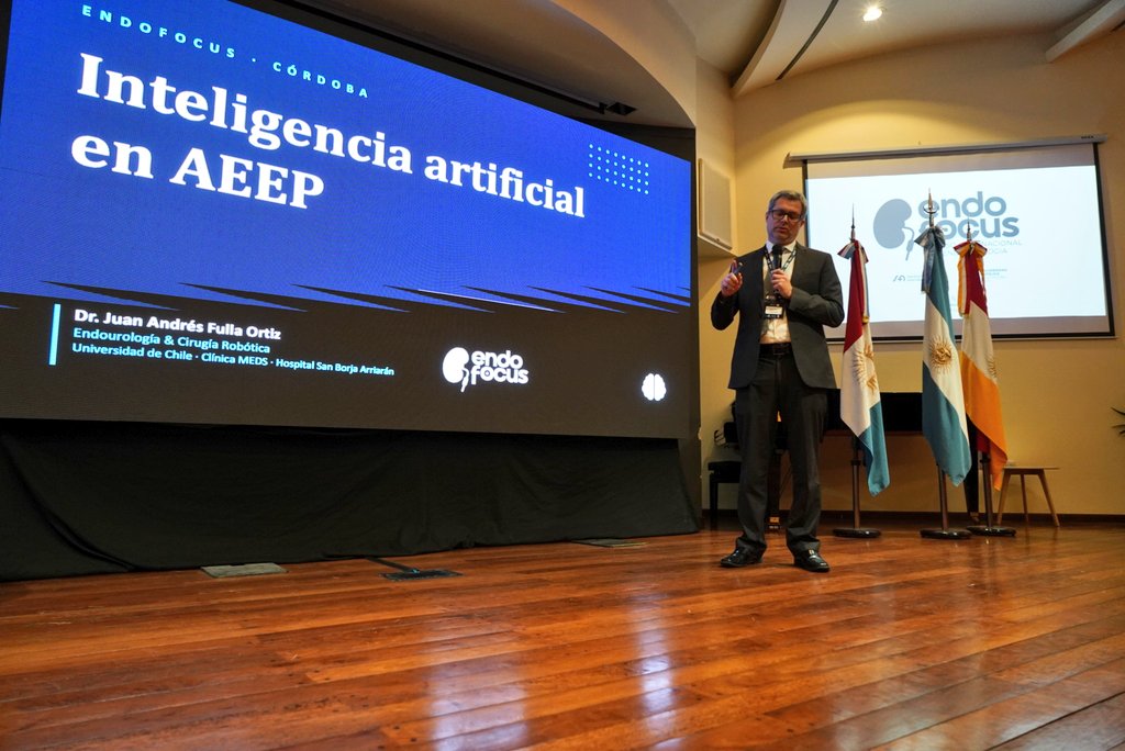 endofocus_uro's tweet photo. Con @FullaJuan 🇨🇱 en el escenario hablamos de "Inteligencia Artificial en AEEP".

¿Usás IA en tu práctica urológica?

🟢 Sí, en el día a día
🟡 Ocasionalmente
🔴 Todavía no
⚪ No sé por dónde empezar

La tecnología avanza — ¿el urólogo la acompaña? #EndoFocus2026 #IAenMedicina https://t.co/7O1XCoBUAL
