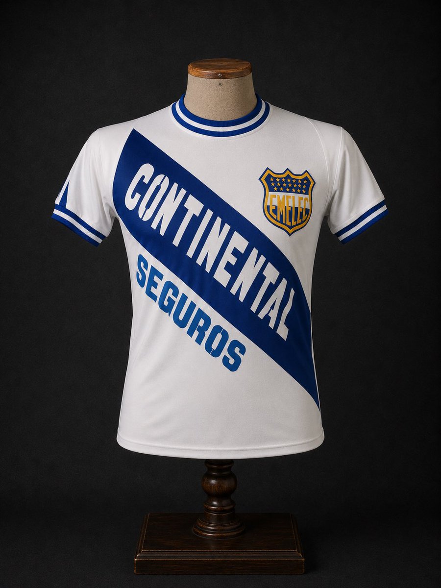 ilustradasCSE's tweet photo. Camisetas titular y alterna que usó Emelec en 1981. 
Diseñada por Julio César Jurado Costa “Ñañon Jurado”. @FortinAzul1992 https://t.co/9IBL0e4IzW