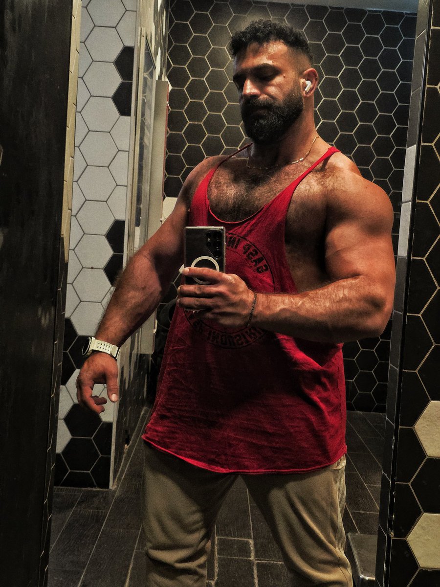 GuyMotola's tweet photo. Digivolving🦍
#MassMonster #BuiltDifferent #Bodybuilding #MuscleBull #BeastPhysique #ThickAndStrong #OffSeason #MuscleGrowth #MensPhysique #StrengthCulture #BroadShoulders #TricepsDevelopment #GymAddict #IronLifestyle #BeardedMuscle https://t.co/pZQuCTRZjS