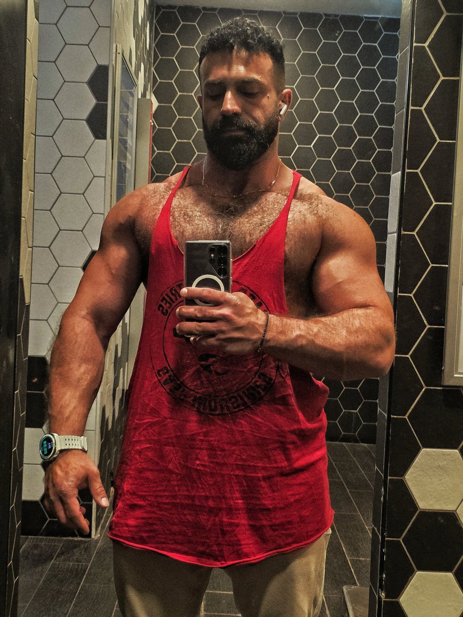 GuyMotola's tweet photo. Digivolving🦍
#MassMonster #BuiltDifferent #Bodybuilding #MuscleBull #BeastPhysique #ThickAndStrong #OffSeason #MuscleGrowth #MensPhysique #StrengthCulture #BroadShoulders #TricepsDevelopment #GymAddict #IronLifestyle #BeardedMuscle https://t.co/pZQuCTRZjS