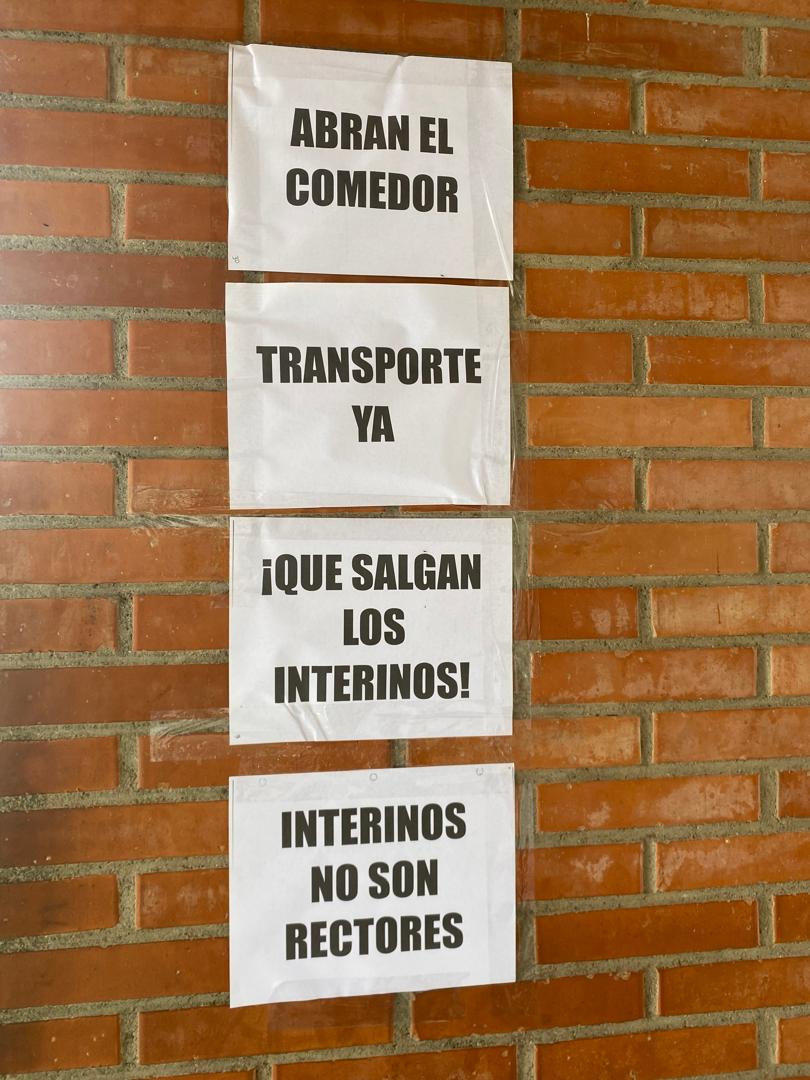 WilliamAnseumeB's tweet photo. Hoy hubo protesta en la USB. 

No más estos interinos que no representan a nuestra universidad. Son 5 años de su designación, sin elecciones. 

¿Transporte, comedores, sueldos, planta física? 

Atención. 

Ayuda.

Llévense su carga. 

@santajuanasanta 
@garcesf_ing https://t.co/CbNx5hv8wQ
