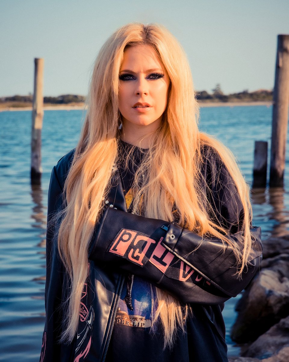 blackstarstan's tweet photo. Lo que me gusta de Avril Lavigne es que no se sexualiza, es cierto que tiene algunas fotos hot, pero son muy puntuales, pero en general no lo hace. https://t.co/CFG0LGDu0t