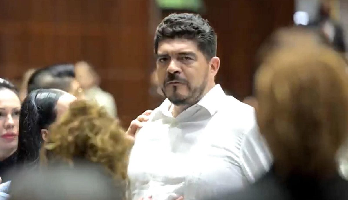 eldoogie's tweet photo. El rostro de @ZenyazenEscobar ayer en el Congreso queriendo tirar madrazos, dice a legüas: "Quieeeeroooo peeerdeeeermeeee, contiiigoooo". https://t.co/4qupfulYtx