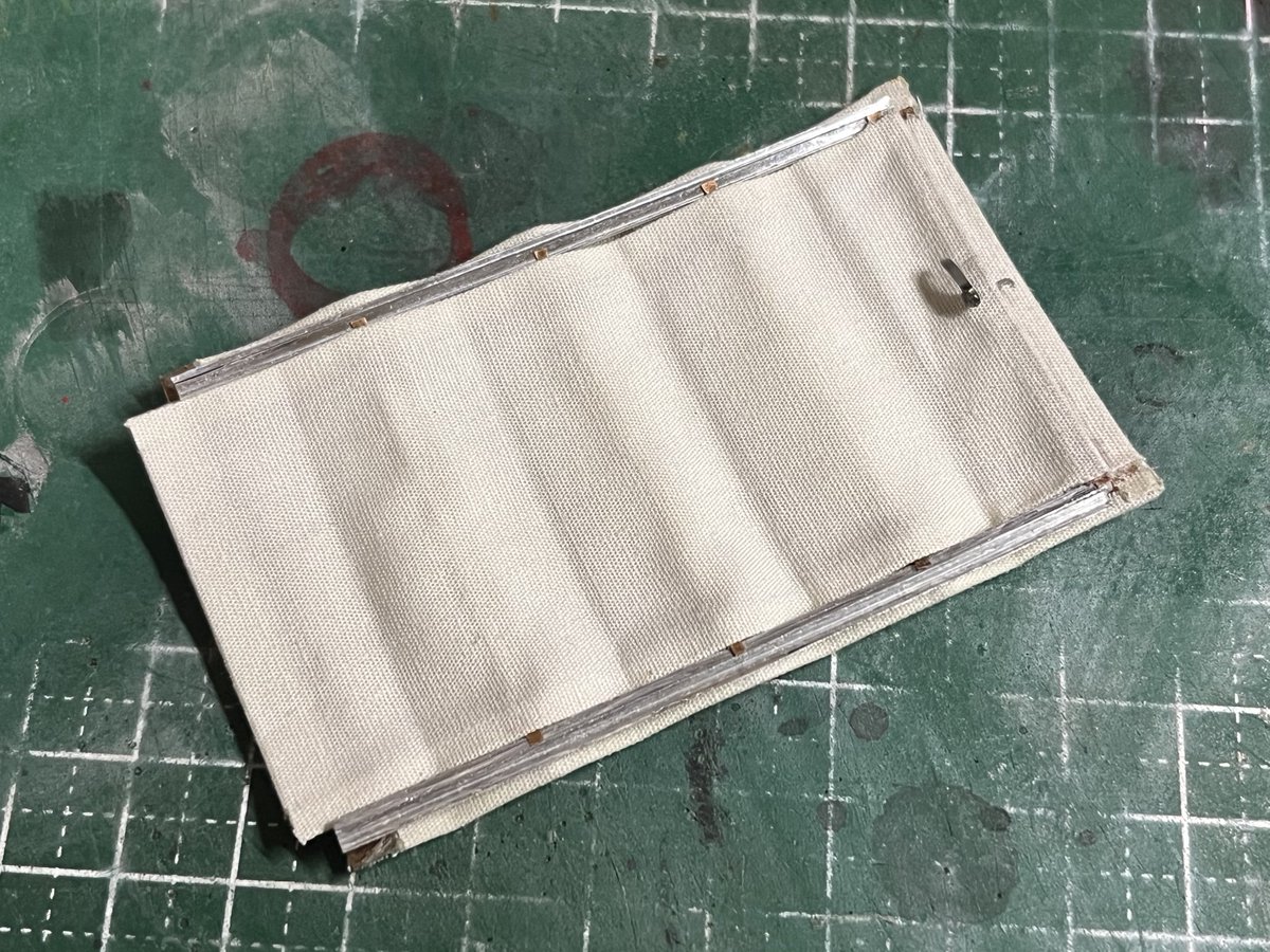 YK_models's tweet photo. 続き

キャンパストップの内張りを作成し、ドアノブなどと合体しました

ドアノブと連動している(想定の)フックはもう少し調整する必要がありそう

ボディとの接合は布用両面テープでやる予定です https://t.co/cp1Xf60opp
