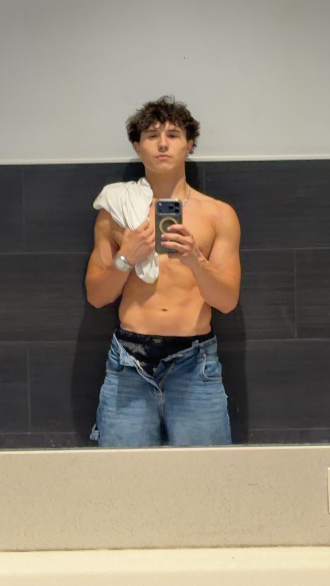 itsleoblaze's tweet photo. be honest did u stop scrolling or not 😏

#viral #gym #selfie #mensphysique #fit #aesthetic #model #explorepage #x #sexy https://t.co/o5Gs8D8Vlp