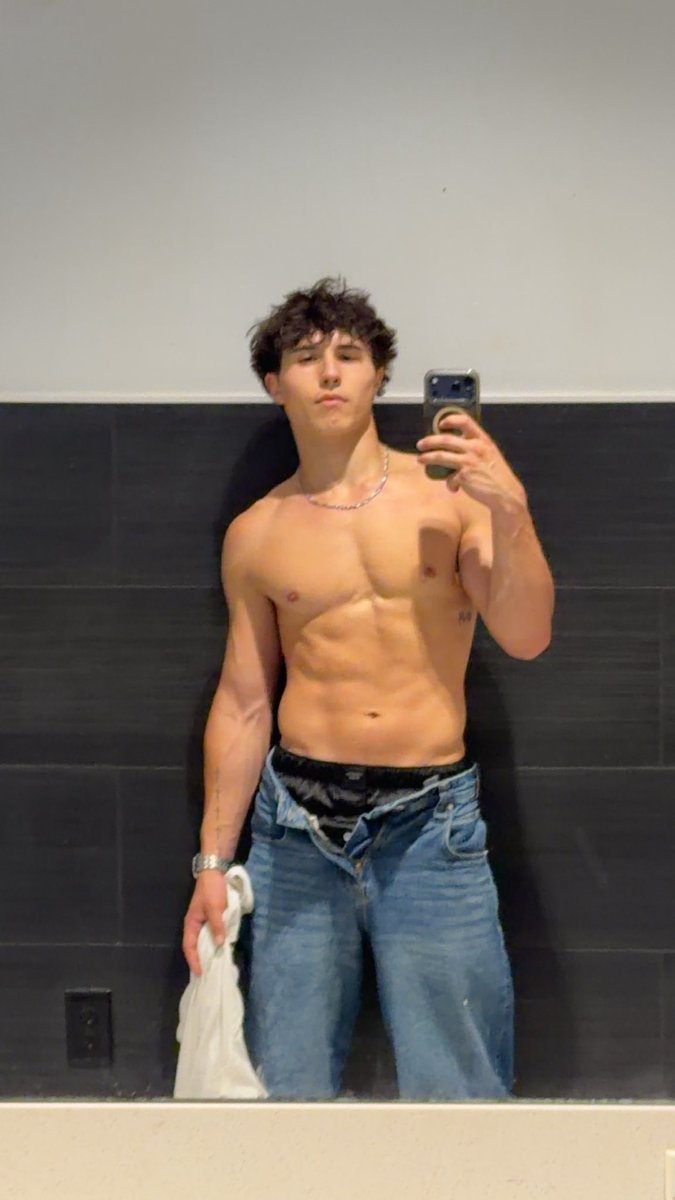 itsleoblaze's tweet photo. be honest did u stop scrolling or not 😏

#viral #gym #selfie #mensphysique #fit #aesthetic #model #explorepage #x #sexy https://t.co/o5Gs8D8Vlp