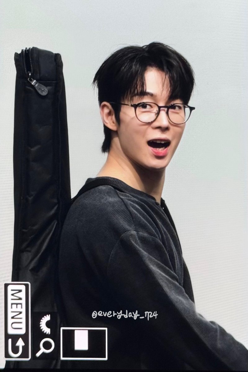 everyday_724's tweet photo. 260529 비트로드 대면 팬싸
밴드부 선배 치고 너무 귀여워요,,🤓

#SF9 #다원 #DAWON @xleexekdnjs https://t.co/M2JxSFpabI