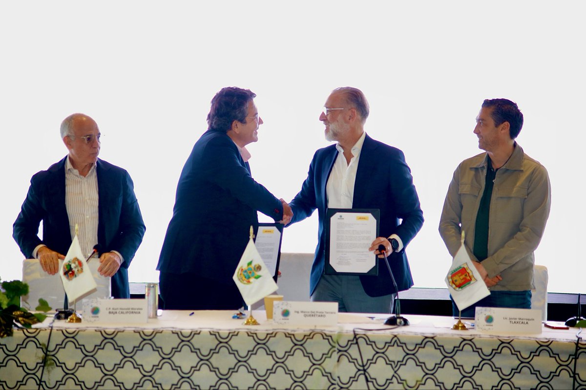 amsdemex's tweet photo. En el marco de la Segunda Asamblea General Ordinaria de la AMSDE, se llevó a cabo la firma de renovación del contrato con @DHLMex como Patrocinador de la Asociación por tercer año consecutivo. 🏅

Esta alianza fortalece las estrategias de desarrollo económico en los estados y permite seguir impulsando beneficios para las #PyMEs mexicanas mediante esquemas logísticos, descuentos y tarifas preferenciales que favorecen su competitividad y acceso a nuevos mercados. 🌎📈

Asimismo, la Cooperación T��cnica Alemana GIZ presentó el portal “México Verde” 🌱♻️, una plataforma que busca concentrar y compartir las mejores prácticas estatales en materia de políticas públicas sostenibles, promoviendo la colaboración entre gobiernos, empresas, academia y organismos internacionales.

#AMSDE #DHL #MéxicoVerde #Sostenibilidad