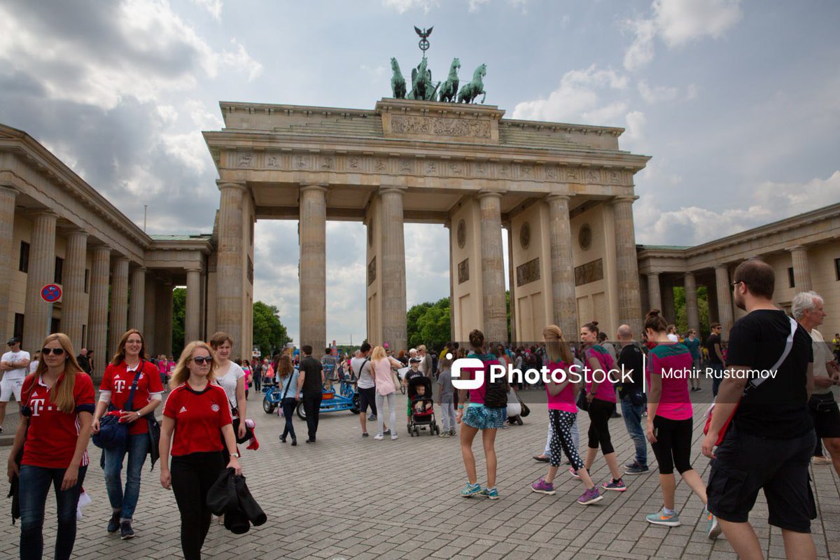 PhotoStockaz's tweet photo. 🇩🇪 Tarixi Brandenburq qapısı ətrafında gündəlik şəhər həyatı.

📸 Foto 28.05.2019-cu ildə çəkilib.

#brandenburq #photostockaz #tarix #berlin #almaniya https://t.co/m27ge3Yh5V